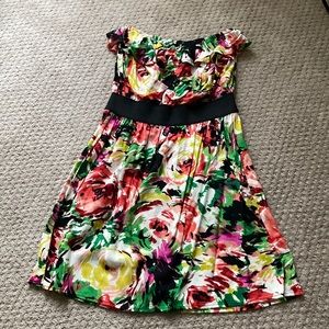 Gently worn ruffle detail tropical dress. Size s